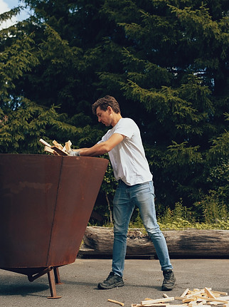 jani fyller på med material i kontiki-tunnan