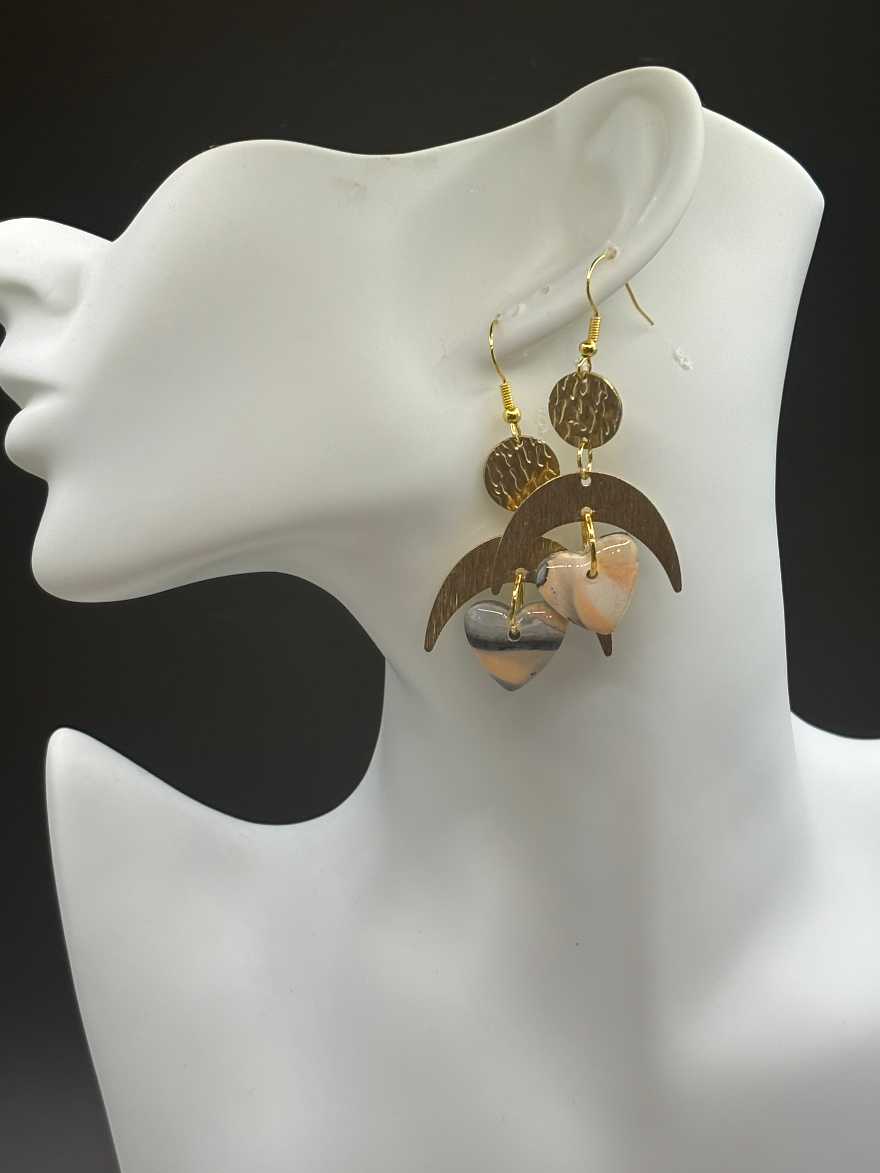 Boucle d’oreille. Cœur polymère.