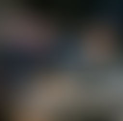 Un homme stressé devant trois écrans montrant des graphiques en chute libre et des alertes. Bureau en désordre avec tasses et papiers.