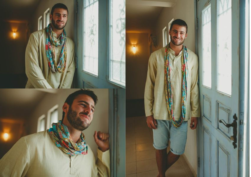 תמונה ממוזערת: גבר לובש צעיף סגור בצבע תכלת