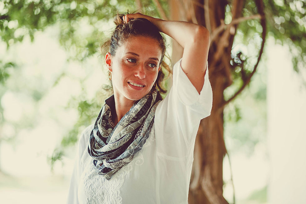 תמונה ממוזערת: אישה לובשת צעיף סגור בצבע אפור