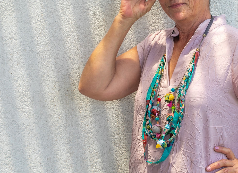 תמונה ממוזערת: אישה עונדת תכשיט מבד