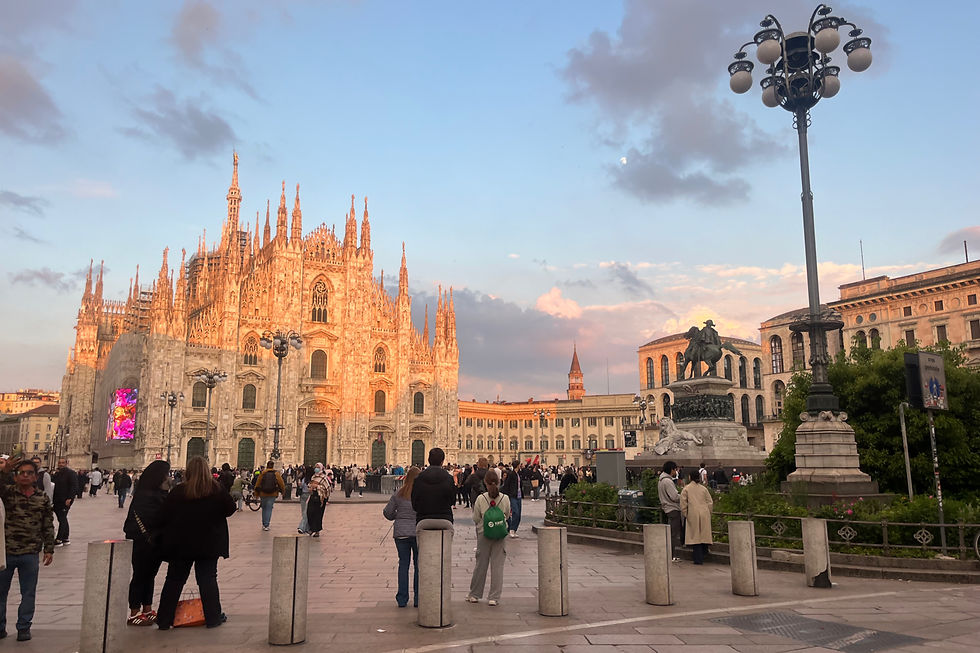 Daggry foran Duomo i Milano