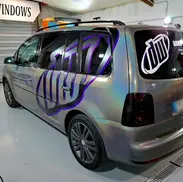covering gris psychedelique avec marquage publicitaire sur vw touran realise a evreux par dark windows