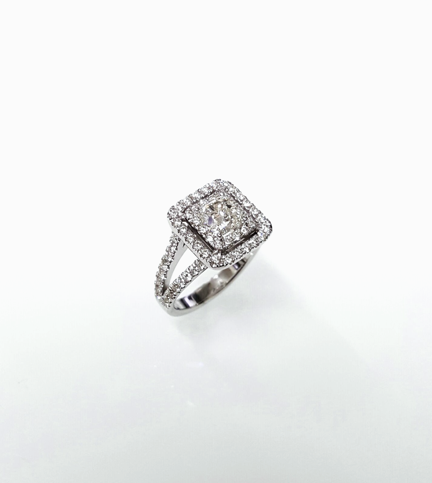 טבעת קושון עם שתי שורות שיבוצים