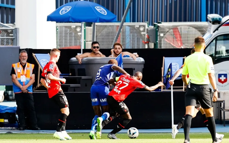 Spa au bord d'un terrain de foot