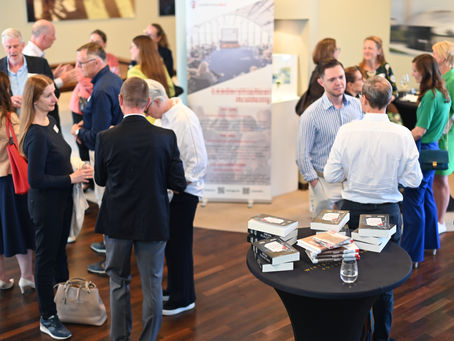 Verbrecher in Nadelstreifen: Wenn eine Krimi-Lesung neben einem Mord Abgründe in deutschen Chefetagen offenbart