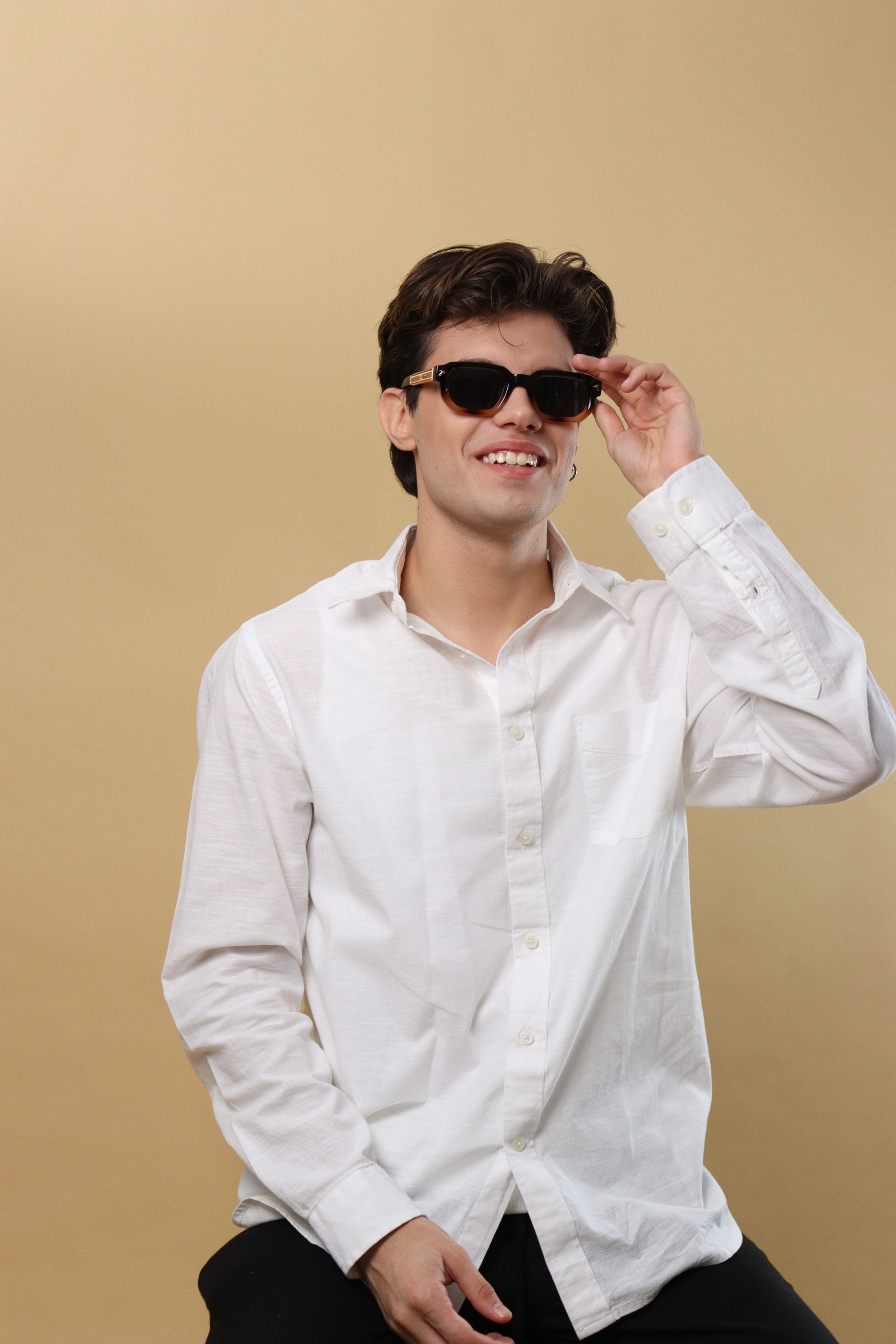 מכופתרת לבנה