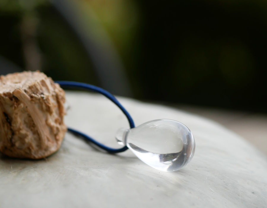 Miniaturbild: Transparenter Glastropfen an langer Kette