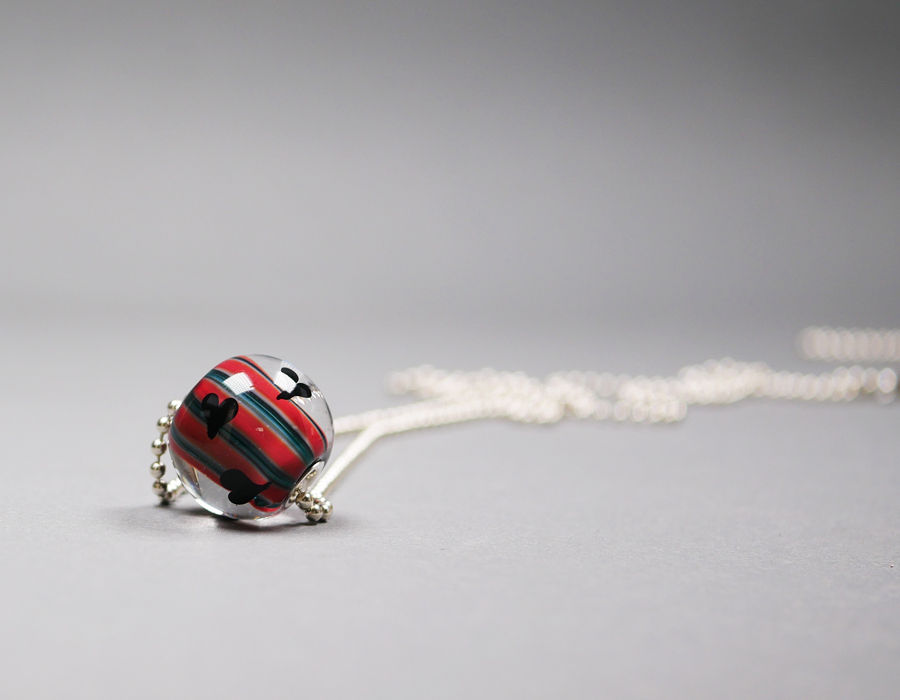 Miniaturbild: Glasperle mit schwarzen Herzen