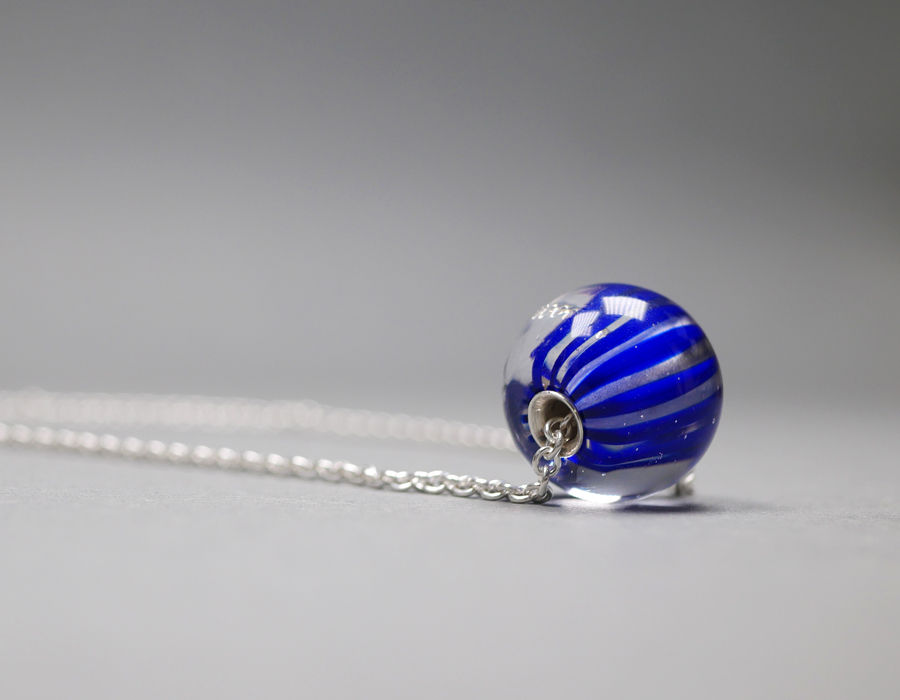 Blaue Glasperle mit Streifen