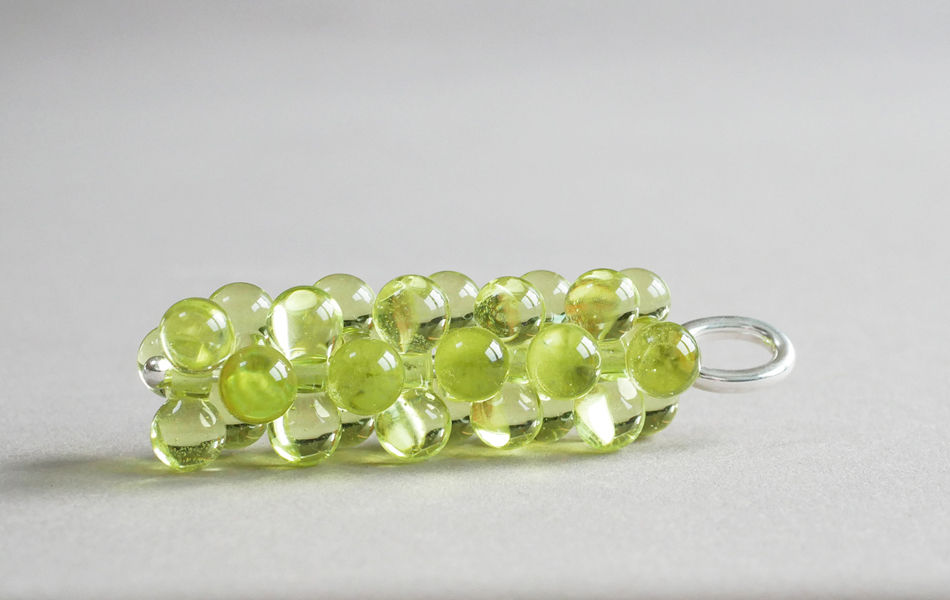 Miniaturbild: Länglicher gelber Glasanhänger für die Kette, mit großer Öse