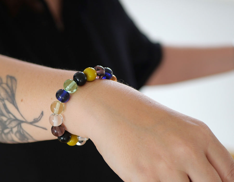 Glasperlenarmband in bunten Farben