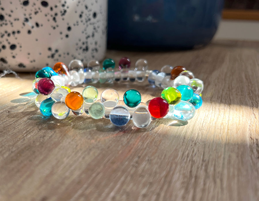 Miniaturbild: Farbiges Armband aus Glasperlen