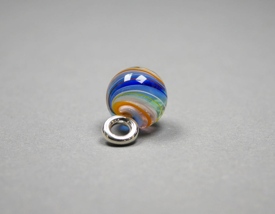 Miniaturbild: Glasmurmel in schönen Farben mit Öse