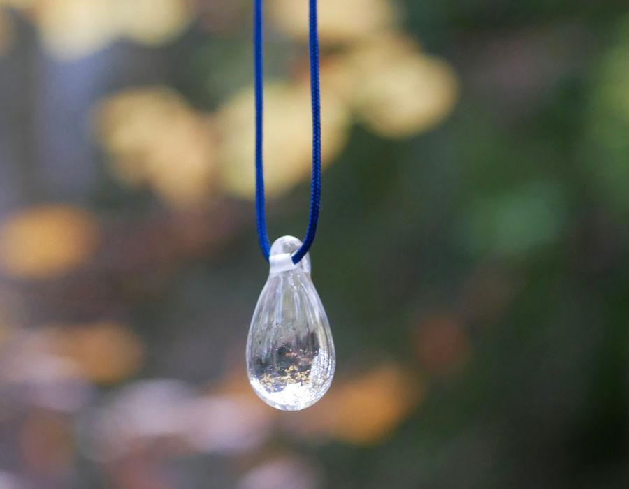 Transparenter Glastropfen an langer Kette