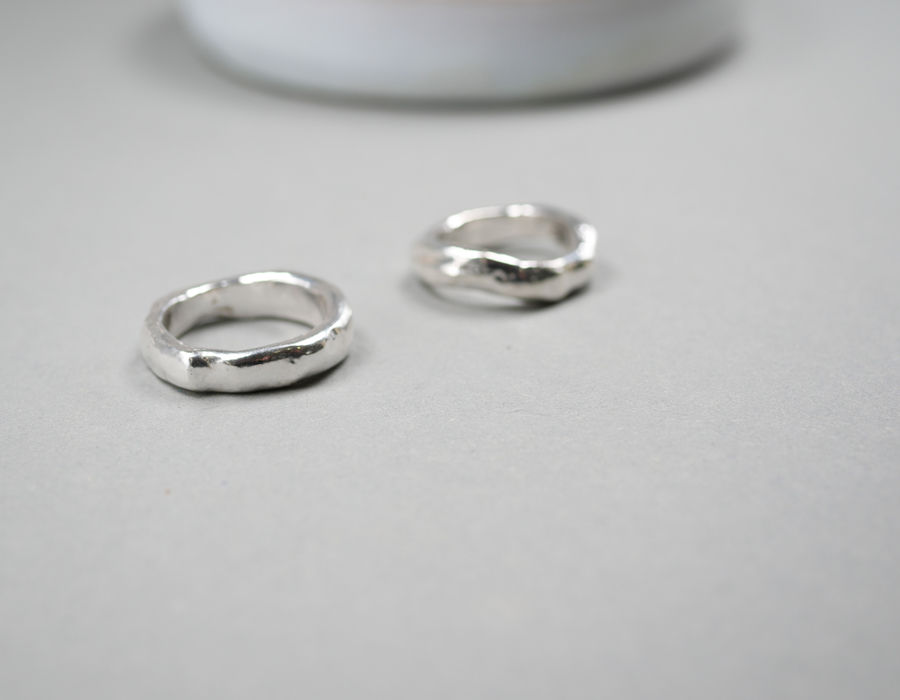 Organisch geformte Silberringe