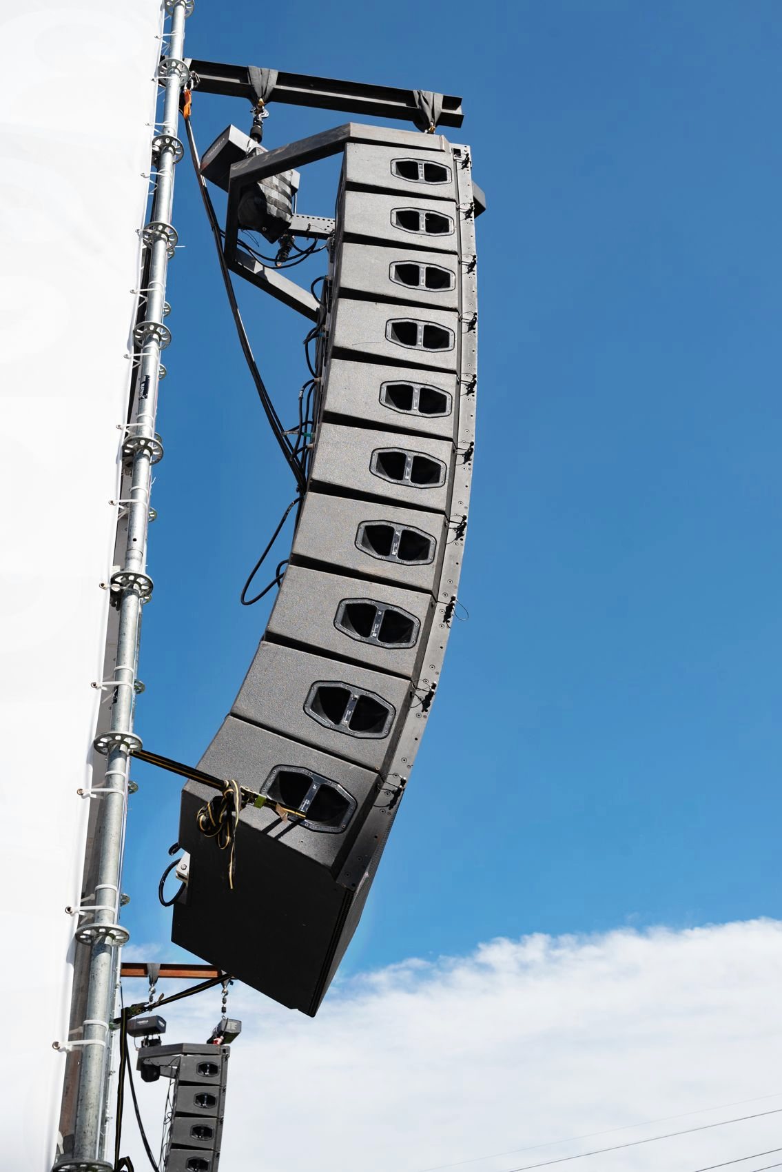 Sistema de sonido colgado