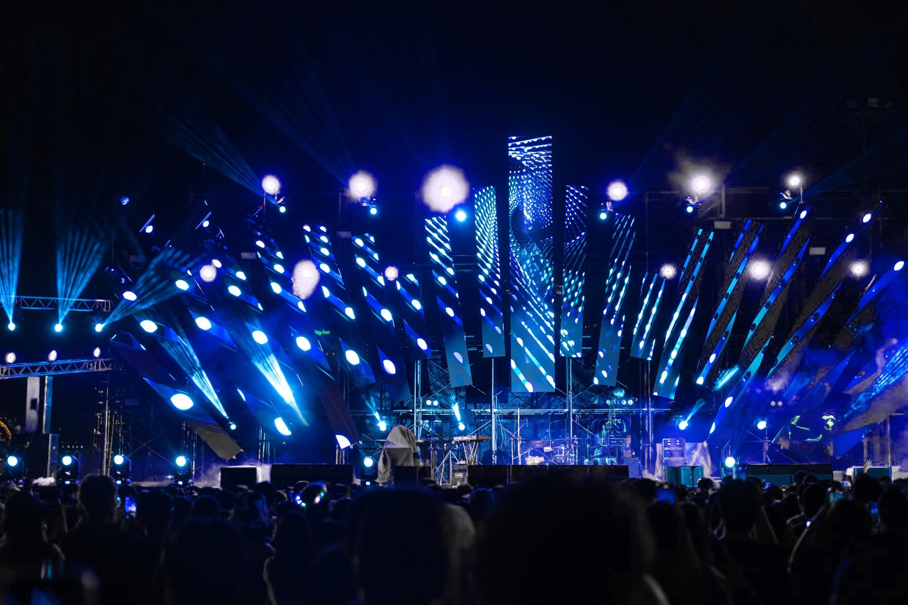 Tarima de un evento con iluminación y público