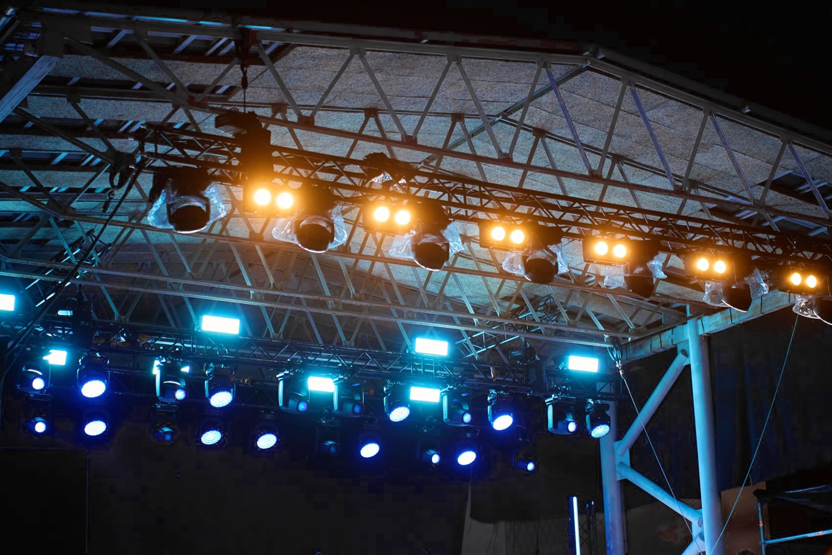 Luces de escenario en un truss