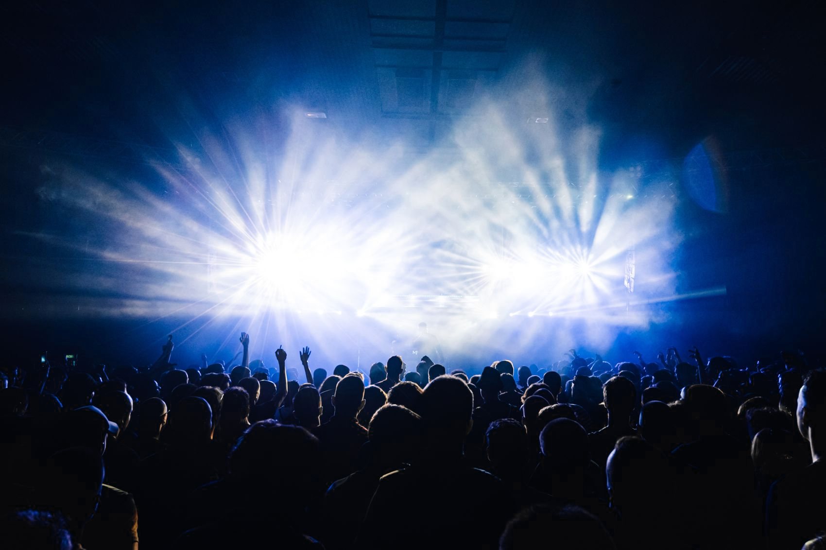 Concierto con luces sobre el público