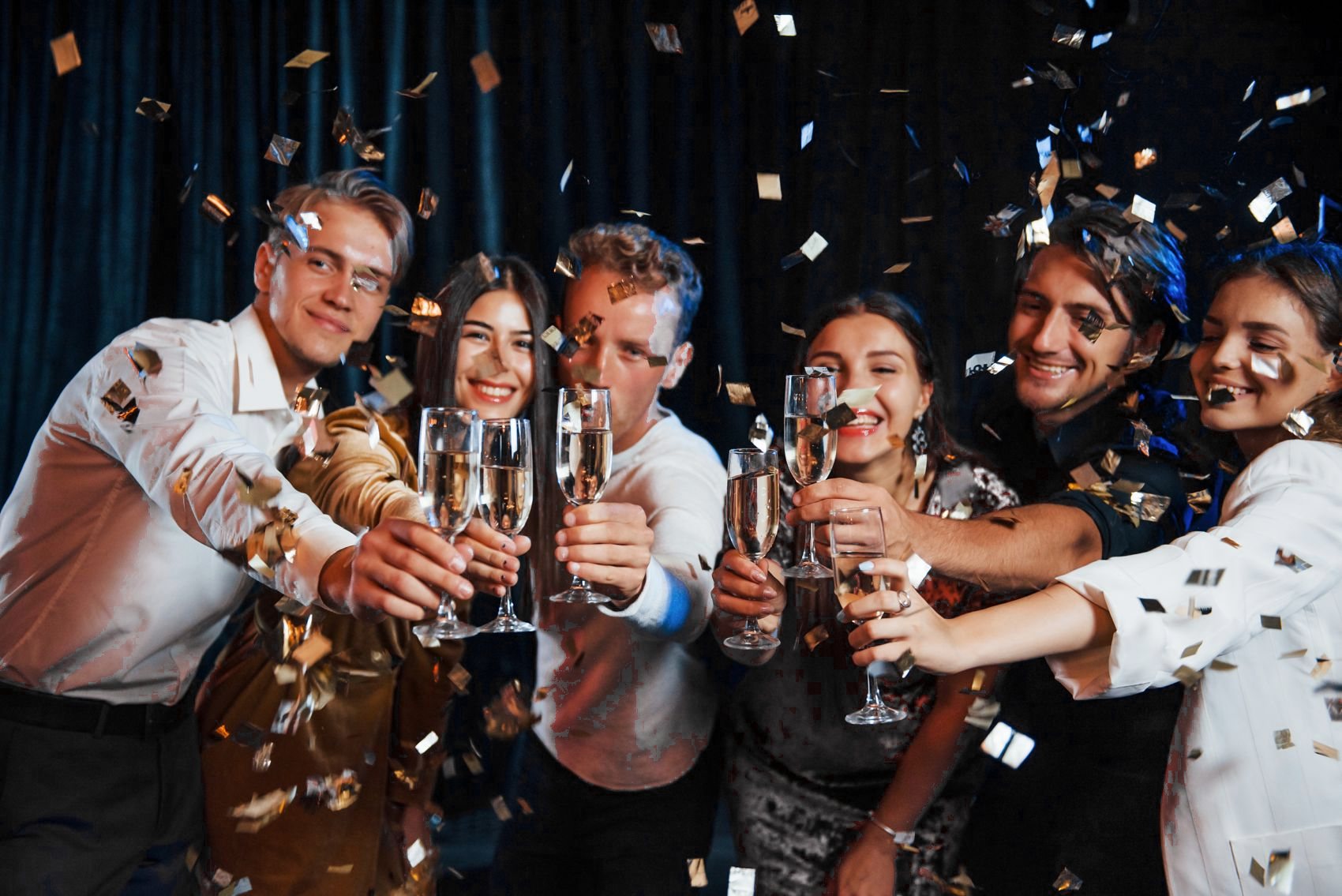 Grupo brindando en una fiesta corporativa con confeti
