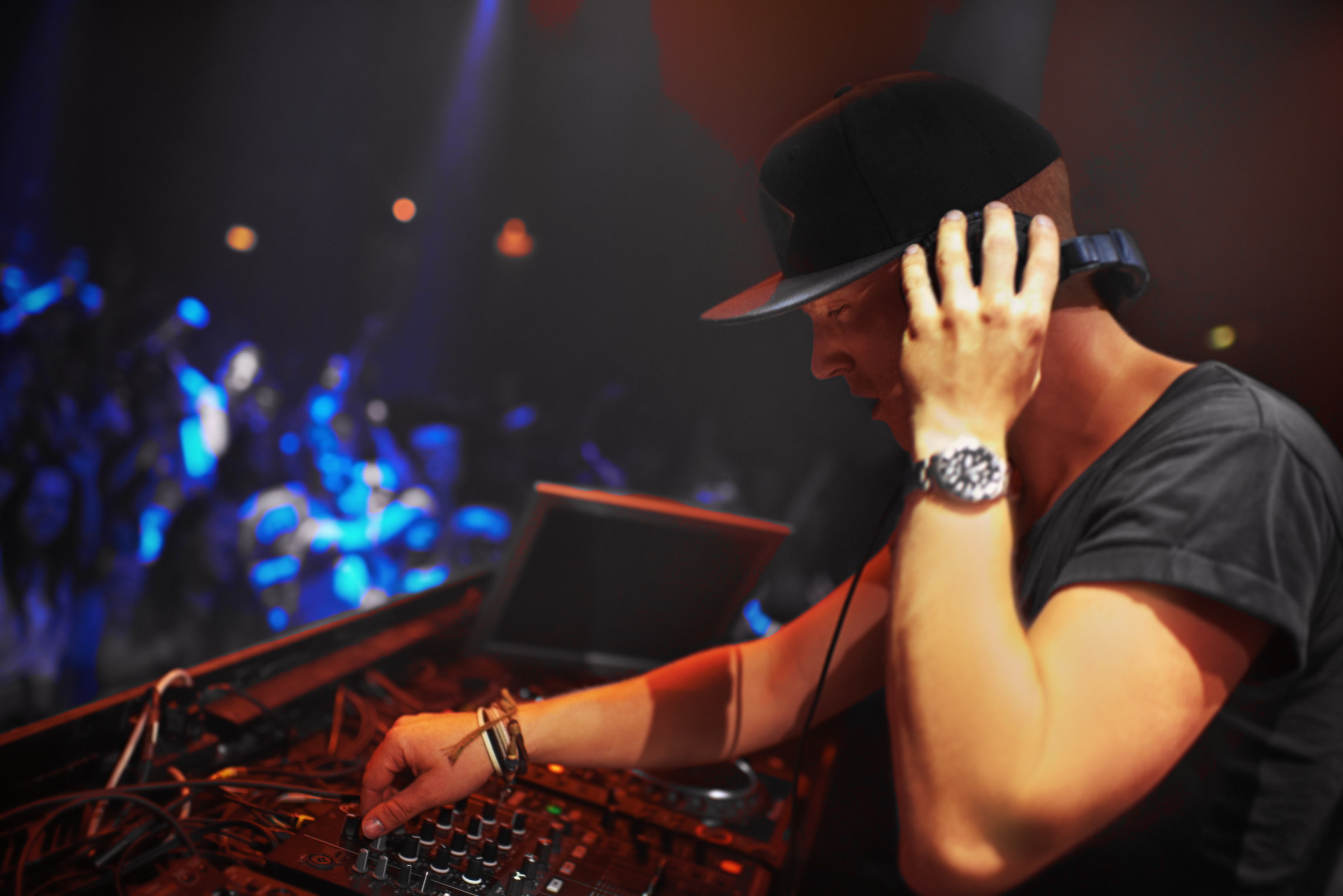 DJ mezclando en una fiesta
