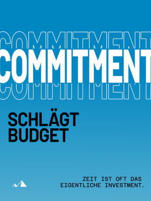 Grafik mit blauem Hintergrund und typografischem Fokus auf das Wort „Commitment“, das mehrfach übereinander dargestellt wird. Darunter steht die zentrale Botschaft „Commitment schlägt Budget“. Im unteren Bereich ergänzt die Aussage „Zeit ist oft das eigentliche Investment.“ Die Gestaltung unterstreicht die Idee, dass erfolgreiche Zusammenarbeit weniger von finanziellen Mitteln als von Engagement, Aufmerksamkeit und gemeinsamer Verantwortung geprägt wird. Links unten befindet sich das LUXNLEADS-Logo.
