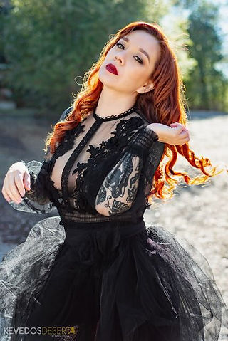 Photoshoot en naturaleza de mujer peliroja