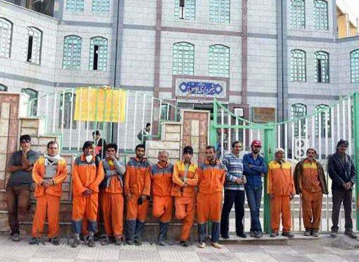 Gathering of the workers of Iranshahr Municipality in front of the municipal building.