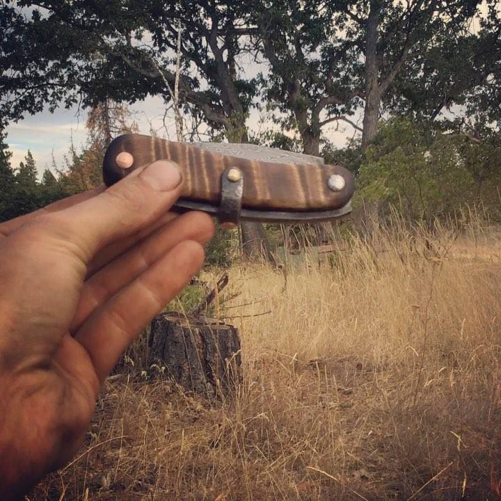 Had to capture the action on this folder. I love that sound! Super tricky to get the right tension, and for it to not wiggle slightly in the open or closed positions. 😅
#camaction #surefit #blacksmith #bladesmith #nicesound #madeinthepnw #madeinw