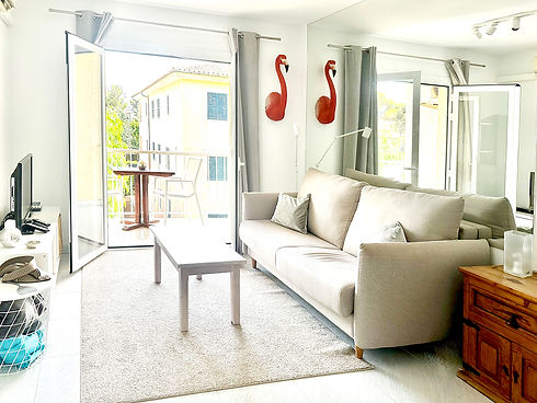 Im Wohnzimmer gibt es eine 2-er Couch und einen TV mit englischen SAT-Sendern und Amazon F