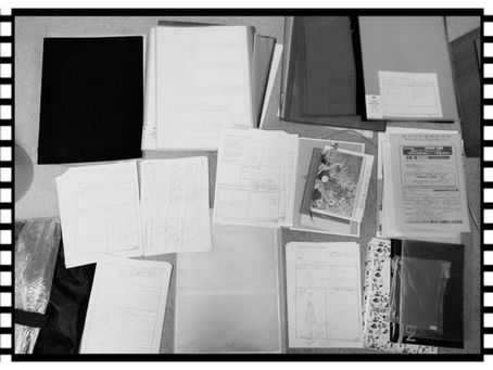 床に広がるファイルや書類たち