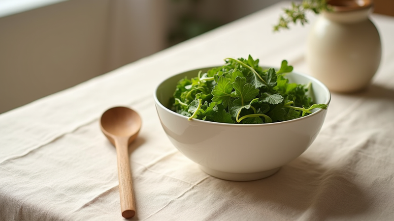 Bol de salade fraîche et cuillère en bois