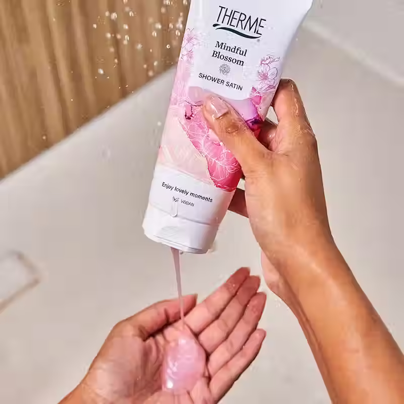 Miniatura: Delikatny żel pod prysznic Therme Mindful Blossom – kwiatowa pielęgnacja skóry w domowym SPA.