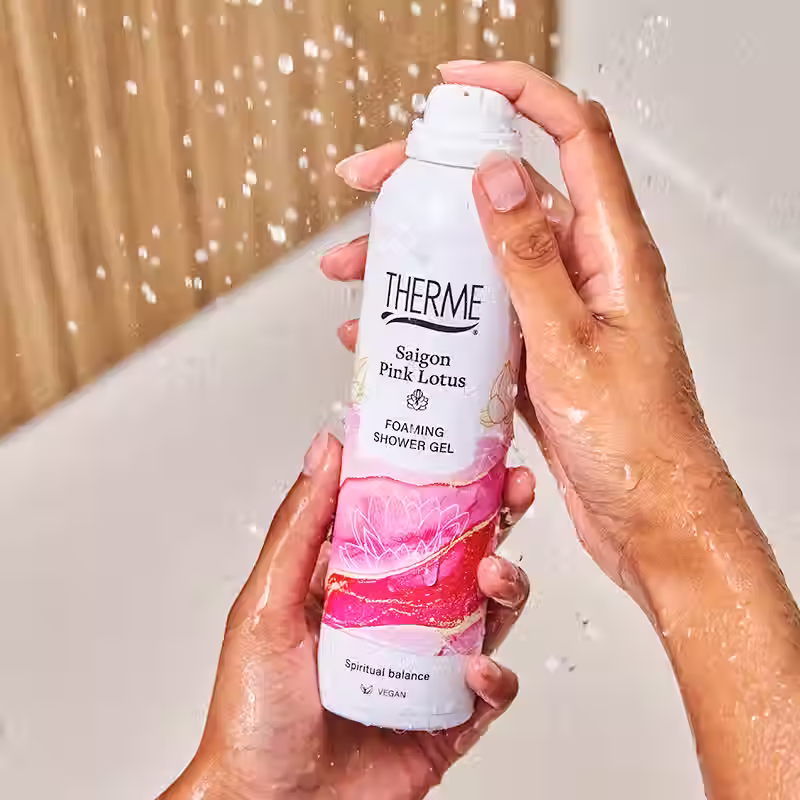 Miniatura: Pianka Therme Saigon Pink Lotus w dłoniach pod prysznicem – aksamitna pielęgnacja i zapach relaksu.