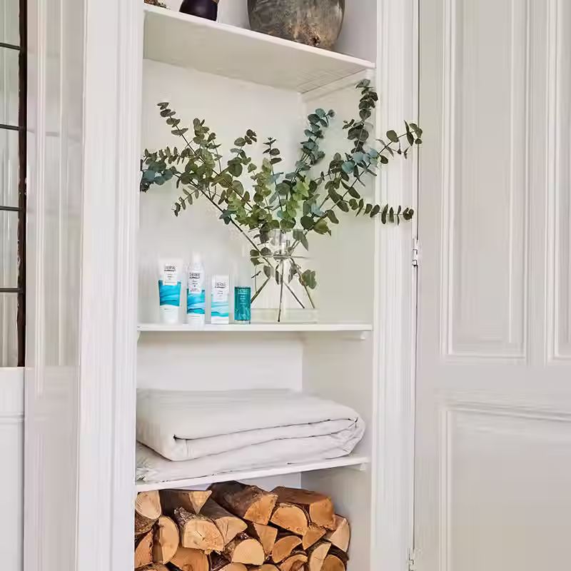 Miniatura: Zestaw kosmetyków Therme Finn Sauna na półce – pianka, olejek i żel w eleganckim wnętrzu.