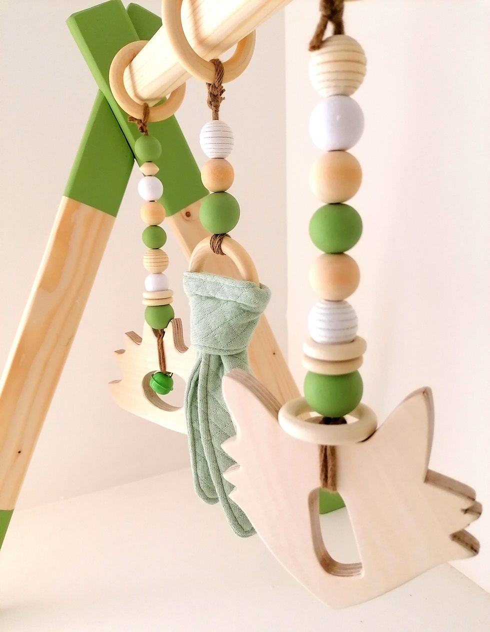 Miniaturbild: Personalisierbarer Baby Spielbogen für Zwillinge aus Holz in Pistaziengrün 👶👶💚🌿🇫🇷