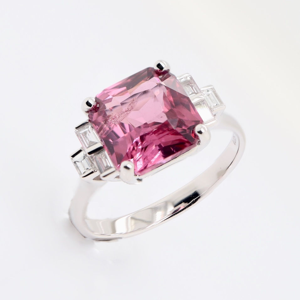 Thumbnail: Graduated baguette diamond engagement ring setting with an Art Deco design in fine gold.