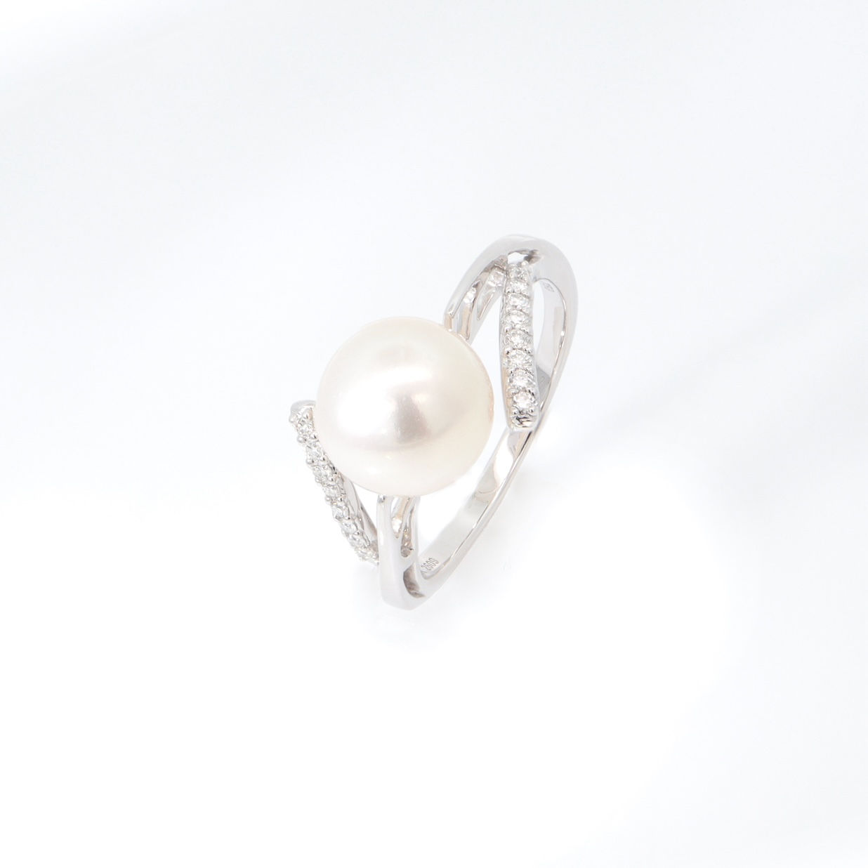 Elegant twisted gold pearl ring with diamond accents - wholesale fine jewelry by SVS Jewelry Bangkok Thailand