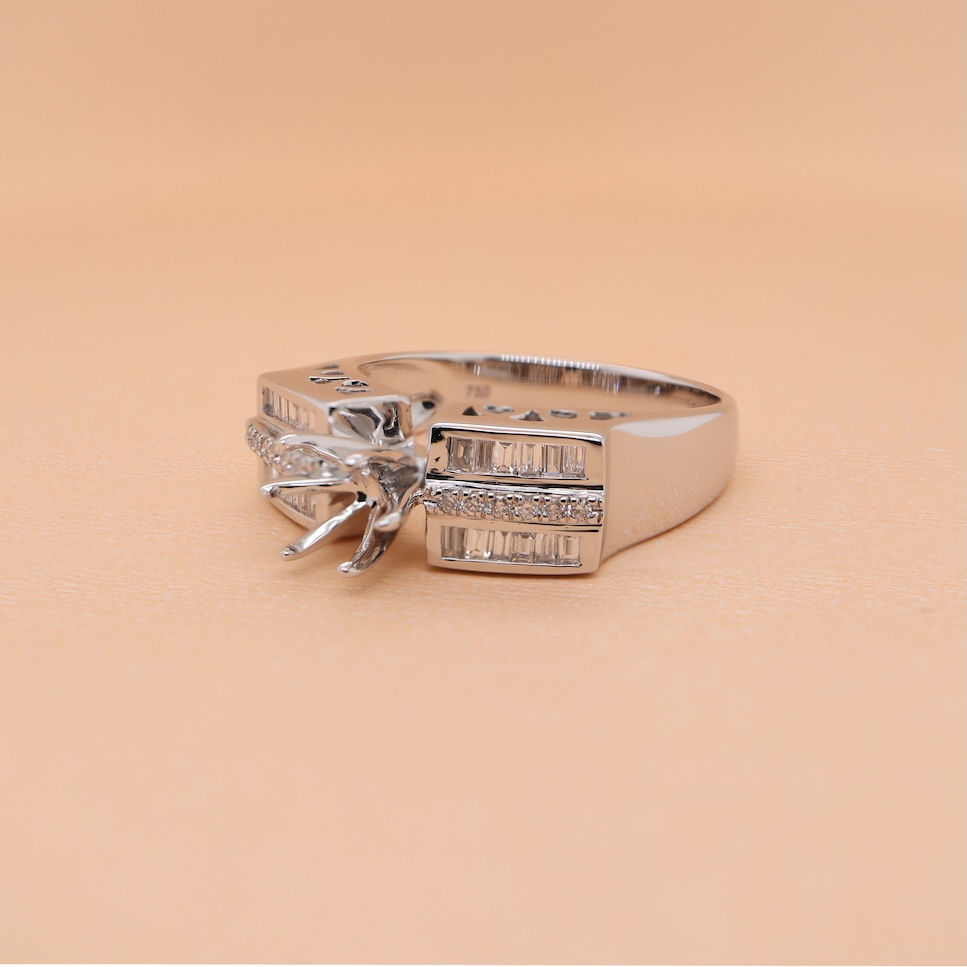 Thumbnail: Luxury diamond solitaire ring with baguette and round diamond
