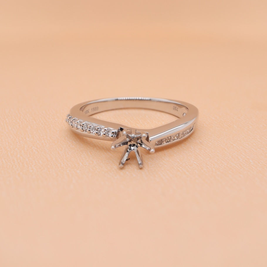 Thumbnail: Gold solitaire diamond ring with round and princess-cut diamonds