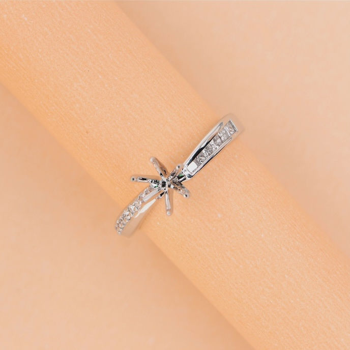 Gold solitaire diamond ring with round and princess-cut diamonds