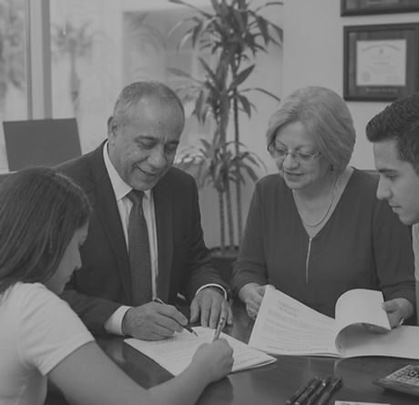 Don Hugo Núñez ayuda a comprador hispano con préstamo FHA y programas de primer comprador de casa en Florida Central.