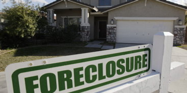 (407) 748-2626 – Casa en Orlando, Florida con letrero de foreclosure (ejecución hipotecaria), representando propiedades en riesgo. Don Hugo Nunez y Nunez Consulting Group ofrecen prevención de embargo hipotecario, short sales y soluciones de deuda para la comunidad latina en Orlando, Winter Park y Florida Central | donhugonunez.com