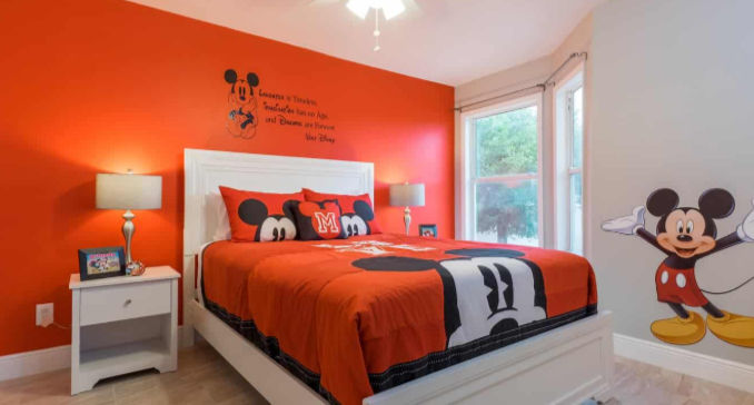 (407) 748-2626 | Citas en Línea | Dormitorio con decoración temática de Mickey Mouse en vivienda de renta vacacional cerca de Disney, ideal para atraer turistas y familias internacionales. Confie en Realtor y equipo de Don Hugo Nunez. Nos especializamos en ayudar comenzar su proceso de invertir en bienes raíces en USA. Hablamos Español.