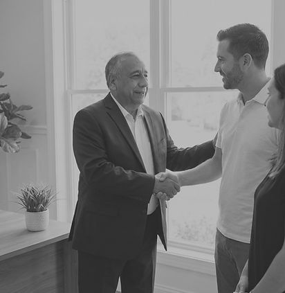 Don Hugo Núñez cierra compra de casa en Florida con familia hispana en oficina de Nunez Consulting Group en Winter Park.