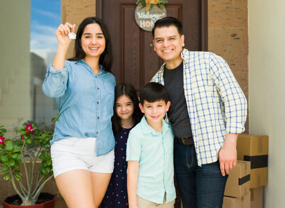 Familia feliz después de vender su casa en Orlando Florida