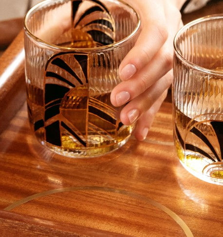 The drinks experience onboard celebrates Italy’s beloved aperitivo culture, transforming evenings into moments of social elegance. This ritual of pre-dinner indulgence is more than just a drink. It’s a cultural experience rooted in the Italian lifestyle. The bar carriage, with its warm tones and sophisticated design, becomes a lively yet refined space where music, conversation, and drinks come together, capturing the true spirit of la dolce vita. In the lounge bar, guests can enjoy: Signature cocktails crafted by expert bartenders A curated selection of fine Italian wines A buffet of antipasti paired with drinks