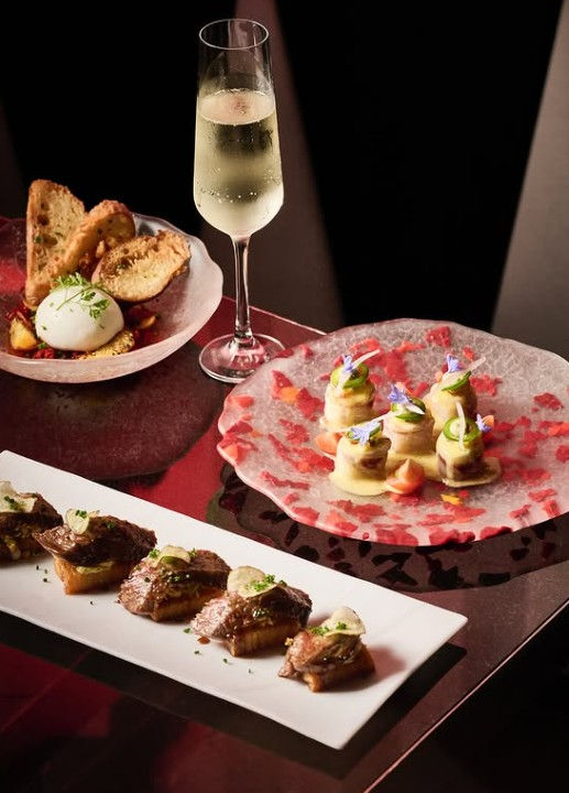 The Paradiso Dubai menu is designed in terms of imaginative storytelling instead of traditional spirit categories, making it one of the best bars in Dubai. Instead of relying on standard main courses, inspiration is based on bite-sized luxury, molecular playfulness, and sharing. The menu is an expression of the notion that premium ingredients should be enjoyed through a lens of fun and curiosity. The ingredients used often include truffle, caviar, yuzu, and unique nitro-foams, among others.
